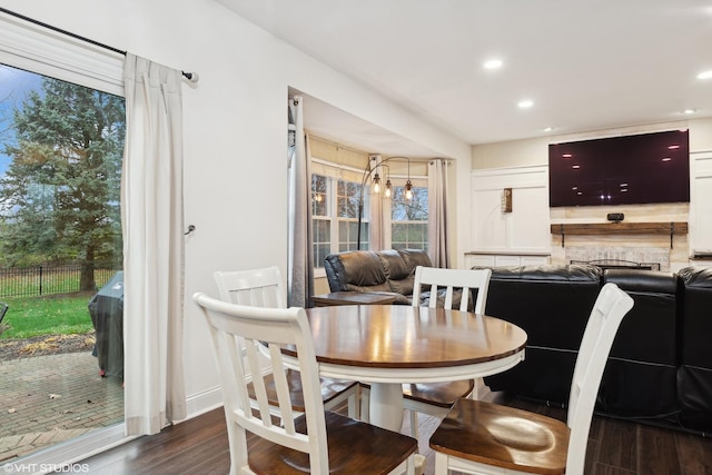 dining space featuring an inviting chandelier, dark wood-style floors, and recessed lighting
