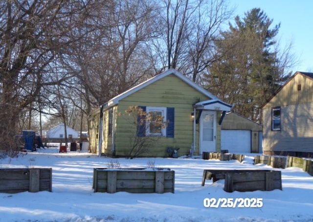 view of front of home with an outdoor structure