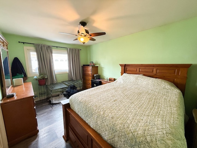 bedroom with dark wood-style floors and a ceiling fan