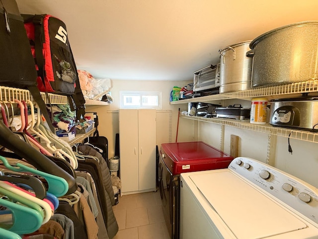 washroom with laundry area, washer and clothes dryer, and light tile patterned floors