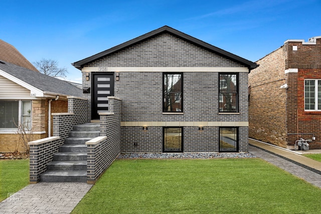 view of front of property featuring brick siding and a front lawn