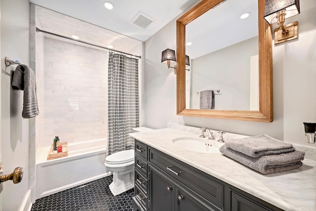 full bath featuring visible vents, shower / bath combo with shower curtain, toilet, recessed lighting, and vanity