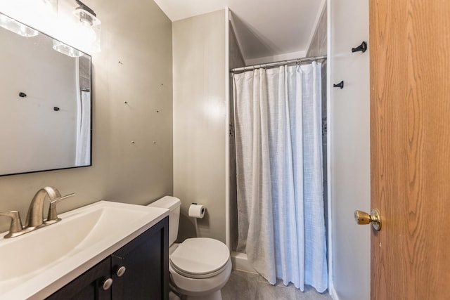 bathroom featuring a shower with shower curtain, toilet, and vanity