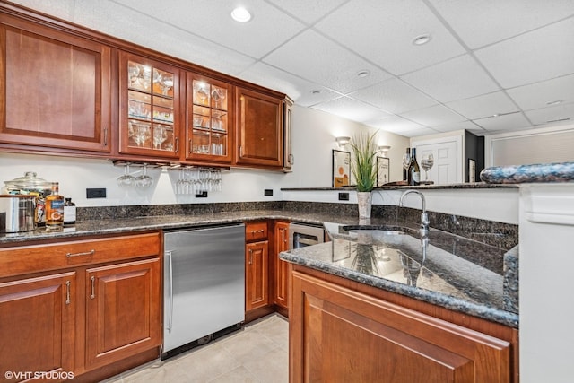 bar featuring indoor wet bar, light tile patterned flooring, a sink, a drop ceiling, and fridge