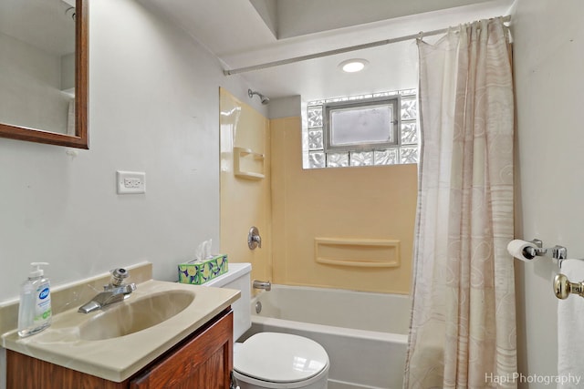 bathroom with shower / tub combo with curtain, vanity, and toilet