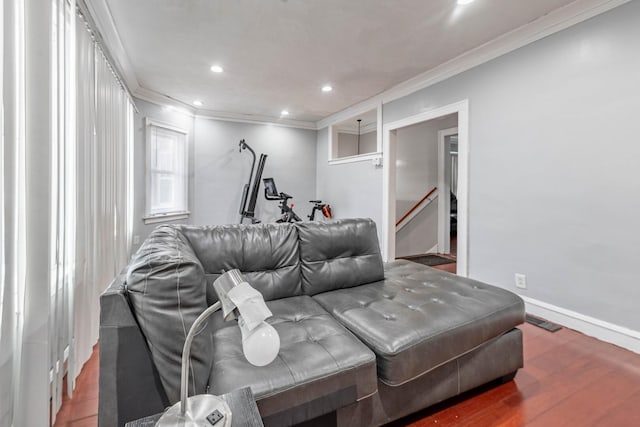 living room with baseboards, visible vents, ornamental molding, wood finished floors, and recessed lighting