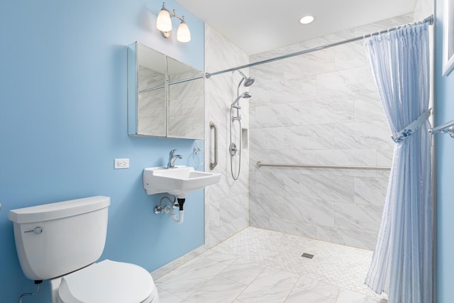 bathroom featuring recessed lighting, tiled shower, and toilet