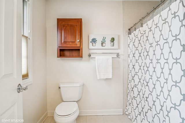 full bathroom featuring curtained shower, tile patterned flooring, toilet, and baseboards