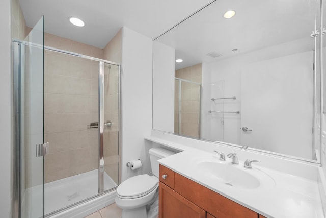 full bathroom featuring recessed lighting, visible vents, toilet, a shower stall, and vanity