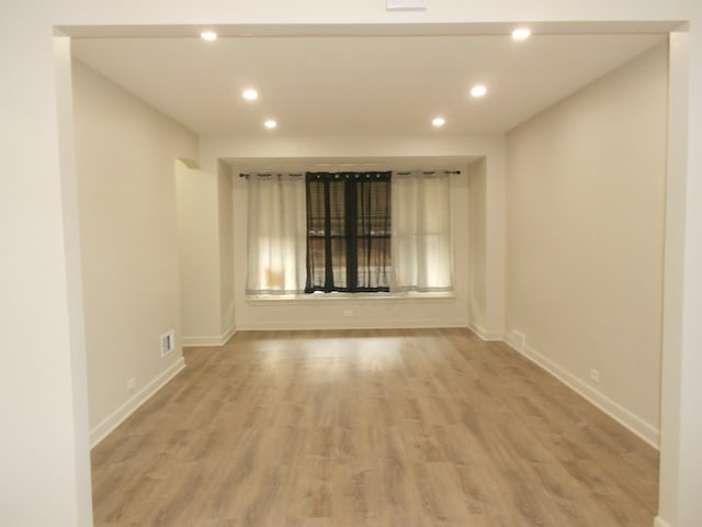 spare room featuring light wood-style floors, recessed lighting, and baseboards