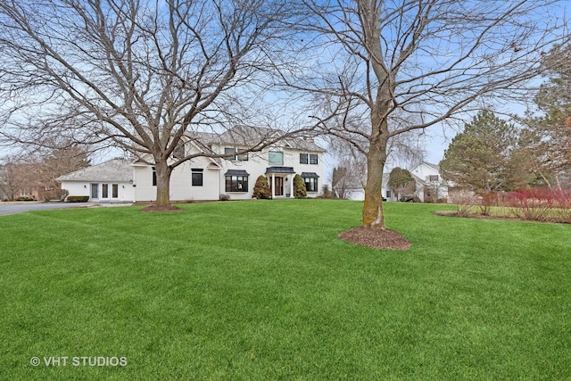 view of front facade featuring aphalt driveway and a front lawn