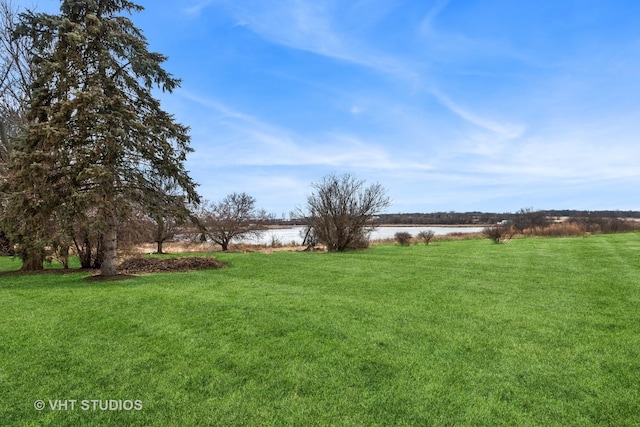 view of yard featuring a water view