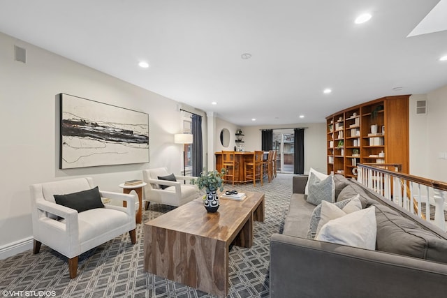 living area with carpet floors, baseboards, visible vents, and recessed lighting