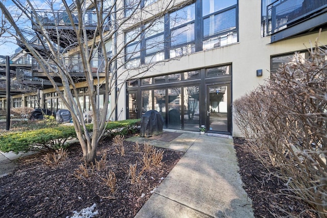 view of exterior entry with stucco siding