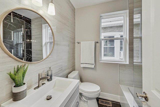 full bathroom featuring toilet, visible vents, baseboards, vanity, and decorative backsplash