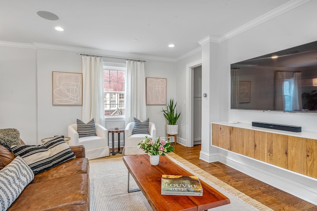 living room featuring recessed lighting, crown molding, baseboards, and wood finished floors