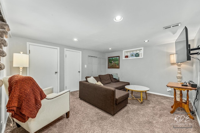 living room featuring carpet floors, baseboards, visible vents, and recessed lighting