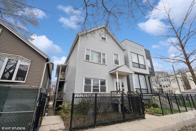 2531 W Lyndale St, Chicago, IL 60647 - view of front of house featuring a fenced front yard and a gate