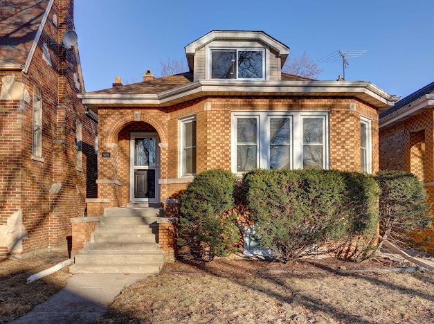 view of front of home featuring brick siding