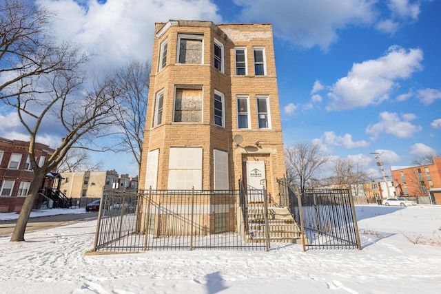 view of front of house featuring a fenced front yard