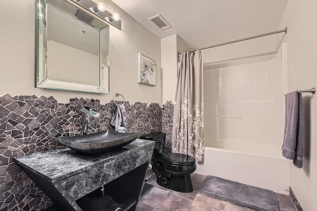 full bath featuring toilet, visible vents, vanity, decorative backsplash, and shower / bathtub combination with curtain