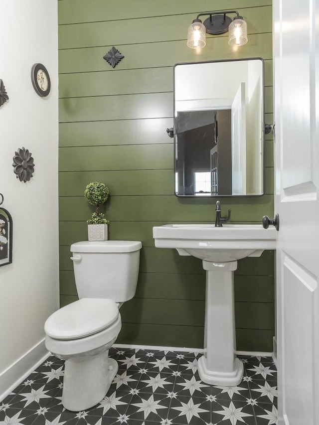 bathroom featuring baseboards, toilet, and tile patterned floors