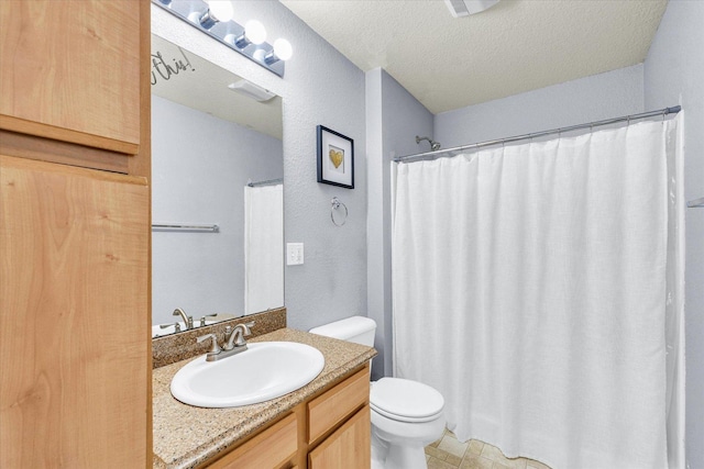 full bath with vanity, a shower with shower curtain, toilet, and a textured ceiling