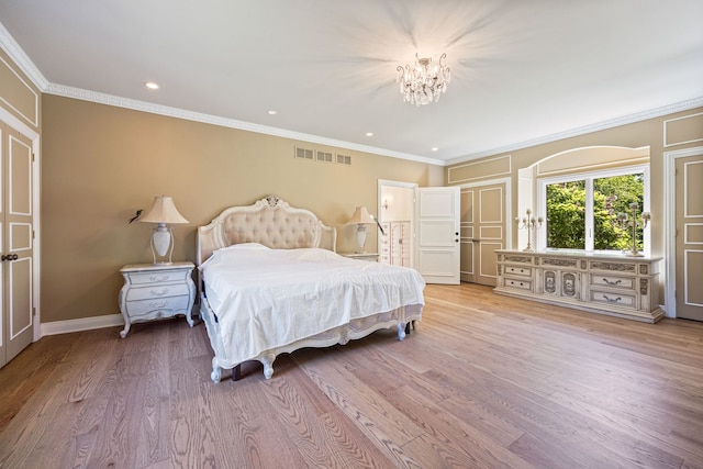 bedroom with light wood finished floors, baseboards, visible vents, crown molding, and recessed lighting