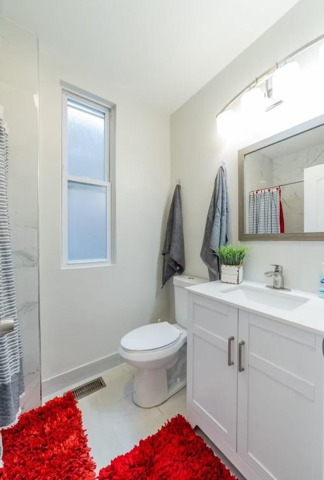 full bathroom featuring baseboards, visible vents, toilet, a shower with curtain, and vanity