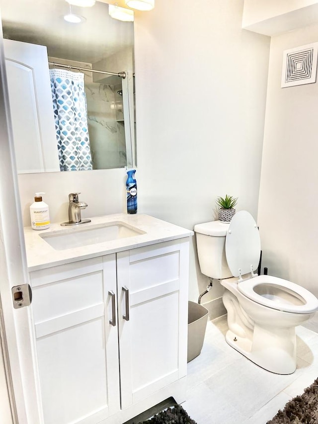 full bathroom featuring toilet, a shower with curtain, visible vents, and vanity