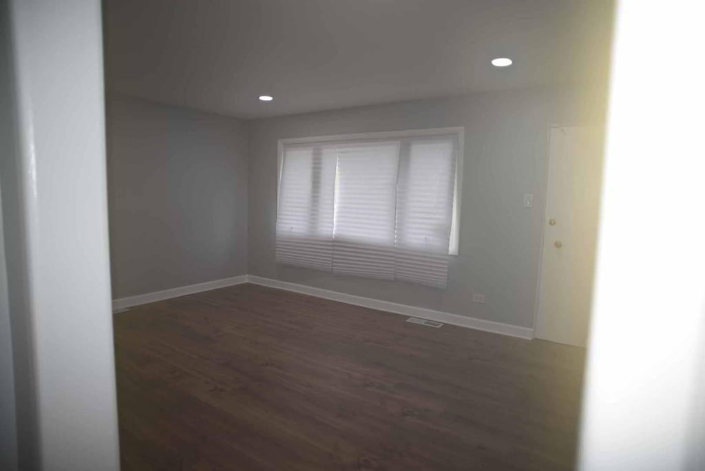 empty room featuring recessed lighting, dark wood finished floors, visible vents, and baseboards