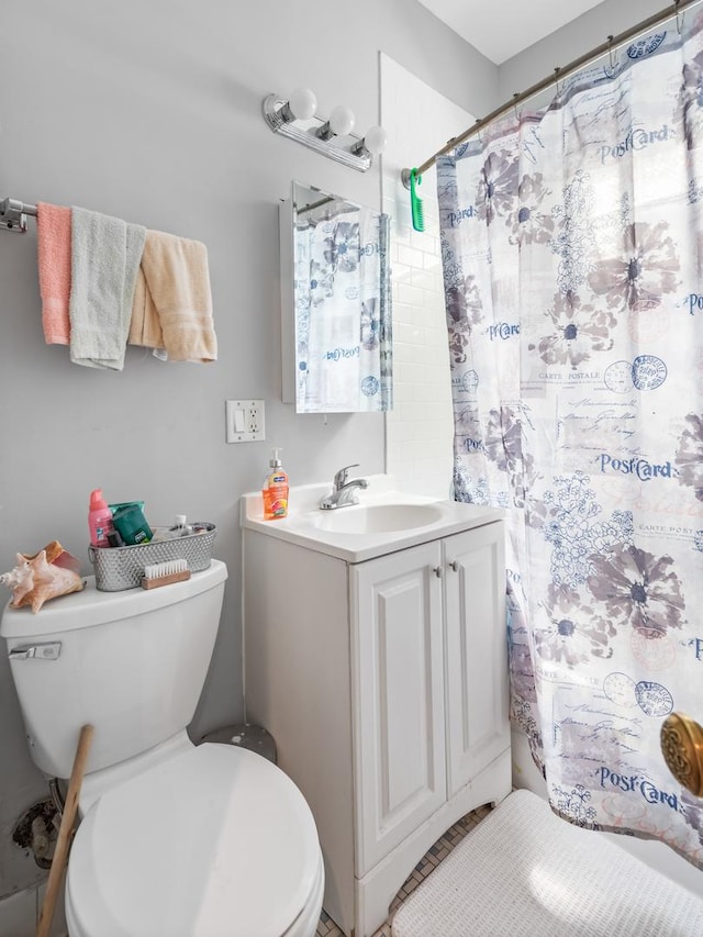 full bathroom featuring toilet, curtained shower, and vanity