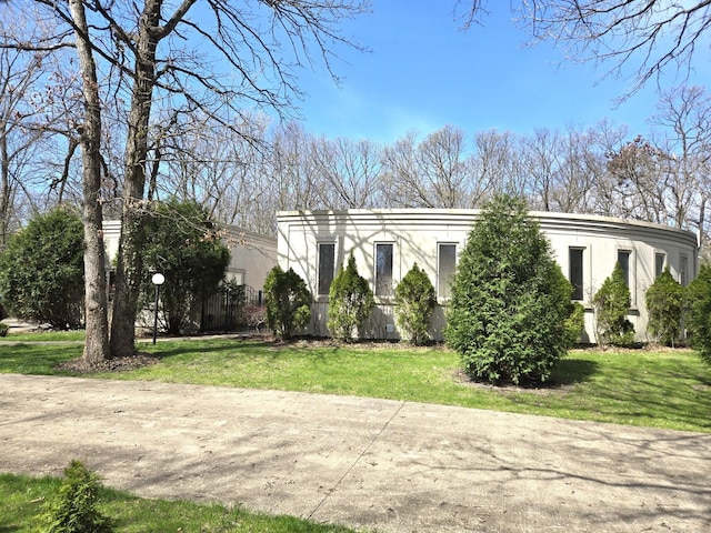 view of front of home featuring a front lawn and stucco siding
