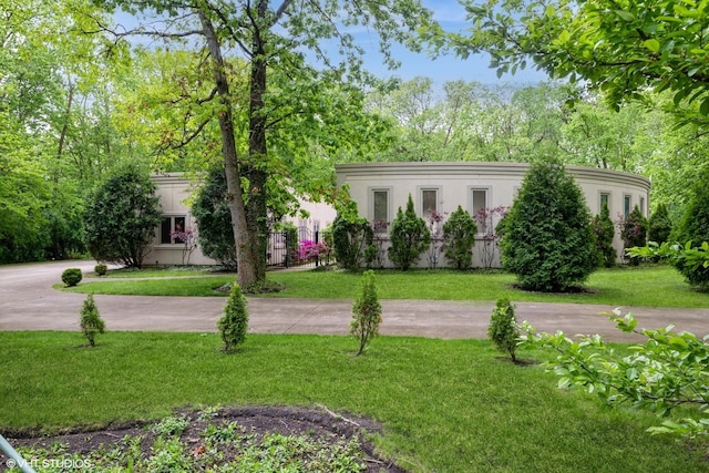2000 Clendenin Ln, Riverwoods, IL 60015 - view of front of property with a front yard and stucco siding