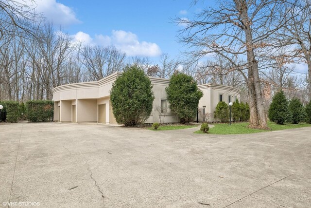 view of front of home featuring stucco siding and driveway