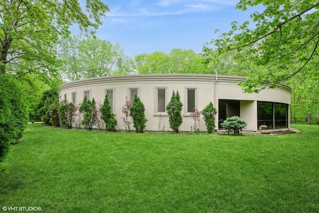 2000 Clendenin Ln, Riverwoods, IL 60015 - back of property with stucco siding and a yard