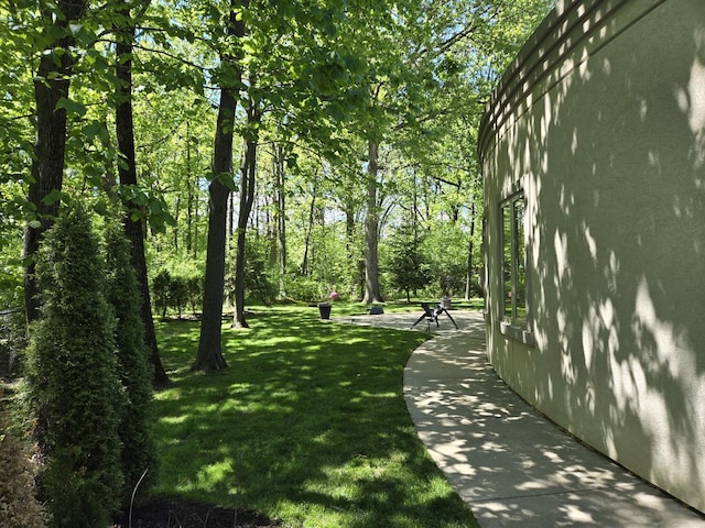 2000 Clendenin Ln, Riverwoods, IL 60015 - view of property's community featuring a lawn