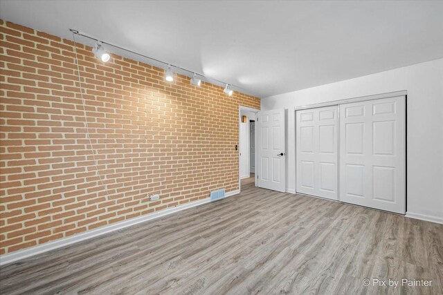 empty room with a ceiling fan, baseboards, light wood-style floors, visible vents, and crown molding