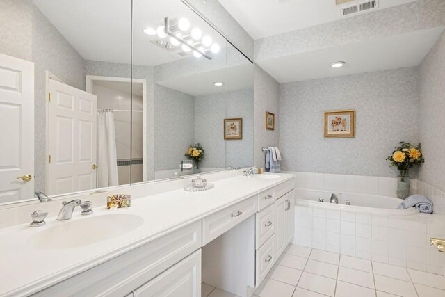 full bath with visible vents, a sink, a garden tub, and wallpapered walls