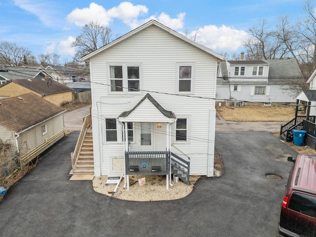 view of front of property with driveway