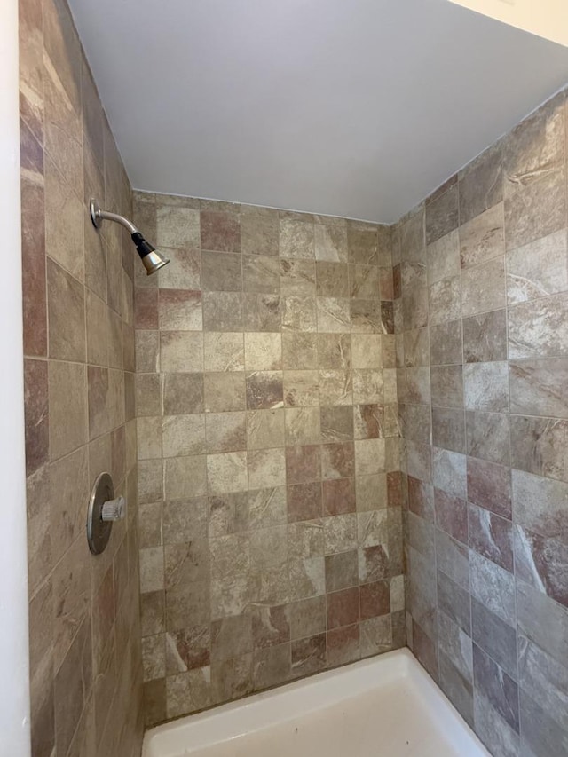 full bath with tiled shower