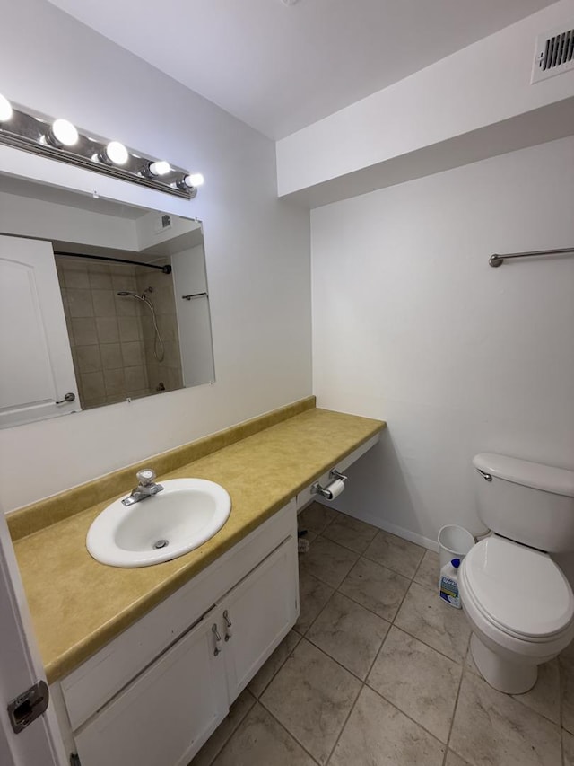 full bathroom featuring toilet, a shower, vanity, and visible vents