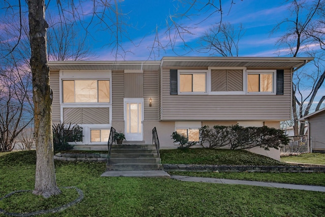 bi-level home featuring a front lawn