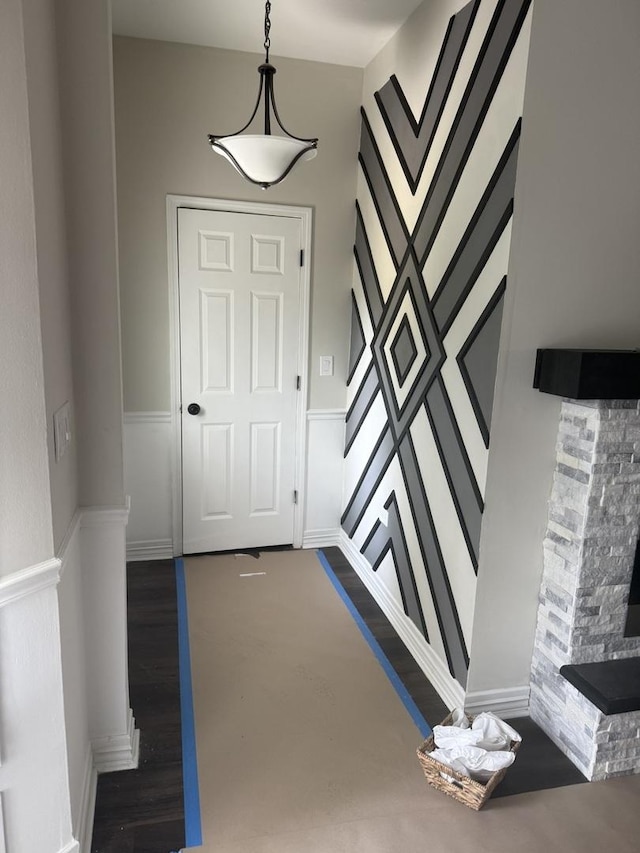 7929 S Manistee Ave, Chicago, IL 60617 - entryway featuring wood finished floors and a decorative wall