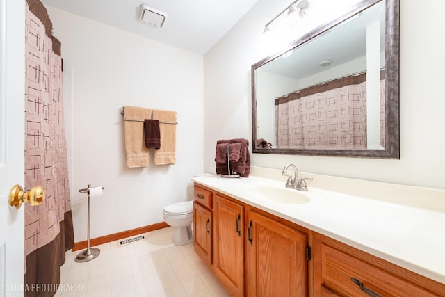 full bath featuring baseboards, visible vents, a shower with shower curtain, toilet, and vanity