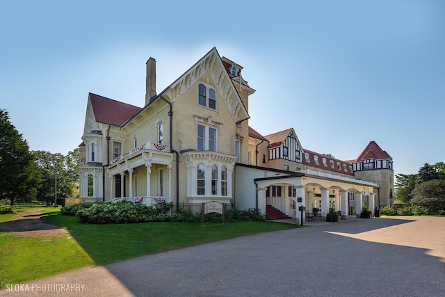 view of front of house with a front yard