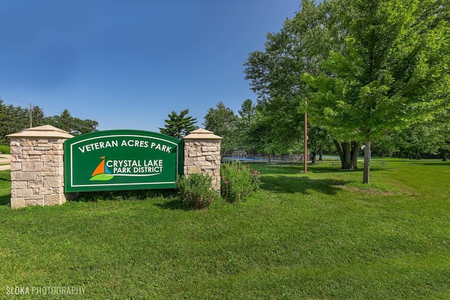 community sign with a yard