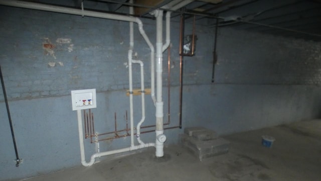 view of unfinished basement