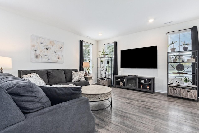 living area featuring recessed lighting, wood finished floors, and baseboards