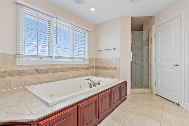 unfurnished room featuring light carpet, recessed lighting, visible vents, and baseboards